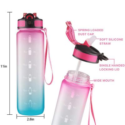 Chine les sports de gradient givrés par bouteilles d'eau en plastique des sports 32oz boivent la bouteille d'eau avec la corde de levage à vendre