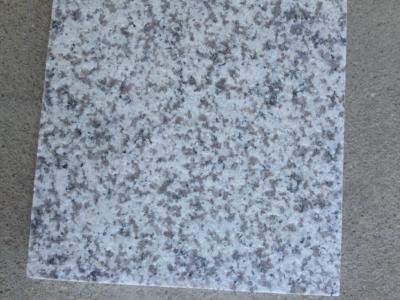 Chine La résistance G603 d'alcali a poli la dalle en pierre de tuile de granit pour la partie supérieure du comptoir à vendre