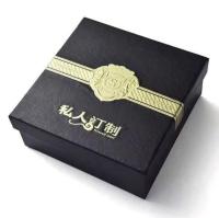 Chine UV gravez la caisse d'emballage de ceinture aiment le papier argenté noir noble de carton à vendre