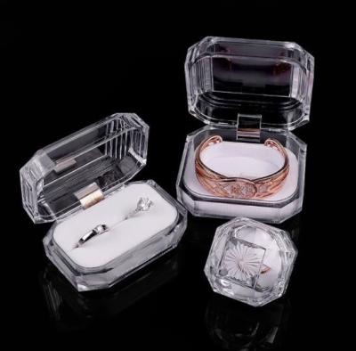 Chine Le petit emballage antipoussière de bijoux enferme dans une boîte Logo Shape Size fait sur commande acrylique clair à vendre