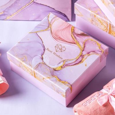 Китай Розовая упаковка подарка картона кладет УЛЬТРАФИОЛЕТОВУЮ подарочную коробку в коробку бумаги искусства политуры с порошком золота продается
