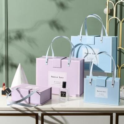 Chine Boîtes de empaquetage encochées de cadeau de carton avec la fermeture magnétique bleue pourpre lilas de ciel de poignée à vendre