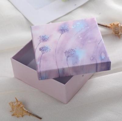 Chine L'emballage carré de cadeau de carton enferme dans une boîte le pourpre vert-bleu 12*12*5cm de modèle de style de chair à vendre