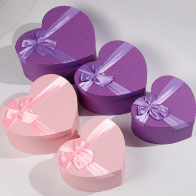 Chine L'emballage en forme de coeur de papier de chocolat de noeud d'arc enferme dans une boîte la couleur pourpre à vendre