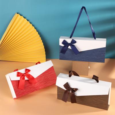 China Las cajas de empaquetado del regalo de la cartulina del caramelo de chocolate reservan la forma Flip With Bow Knot 18 enrejados dentro en venta