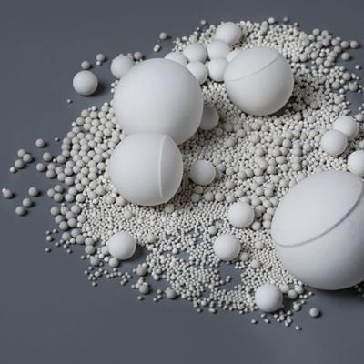 China Las bolas de molienda cerámicas de alumina resistentes al desgaste 90% 92% 95% 99% Al2O3 en venta