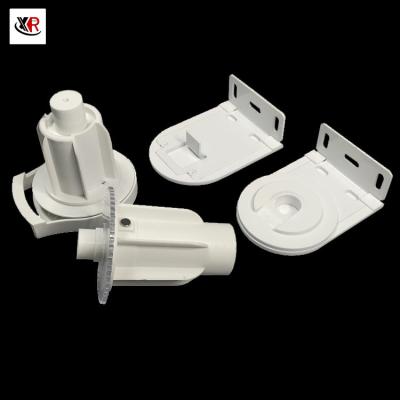 中国 Heavy Duty 38mm Plastic Roller Blinds Components Horizontal Pattern 販売のため
