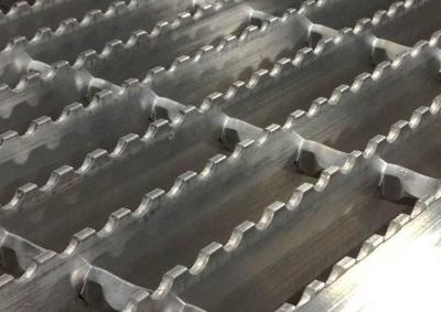 China Q235 Low Carbon Steel Walkway Grating Serrated Type For Stair Tread 25*5mm for sale