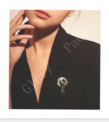 China Alloy Scarf Shawl Bandana Ladies Shape Jewelry Designer Brooches And Pins Pins Custom Luxury Brooch for sale