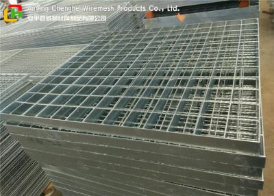China Las pisadas de escalera de rejilla de acero galvanizadas sumergidas calientes Q235 Trench la cubierta/el dren en venta
