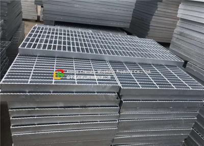 China Arreglo plano de rejilla de acero galvanizado sumergido caliente serrado de la trama de la barra para el dren del drenaje en venta