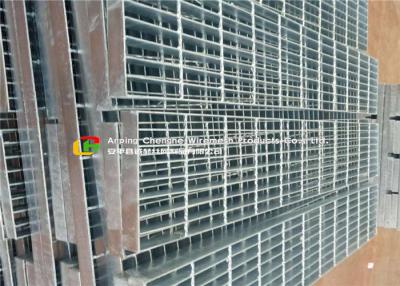 China Plain Type Galvanized Steel Walkway Grating 30 X 3mm Bearing Bar High Bearing Capacity for sale