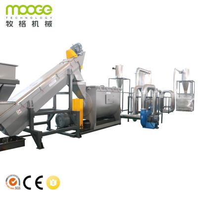 Chine HDPE paillant la feuille de plastique réutilisant le granulatoire semi automatique de film de machine à vendre