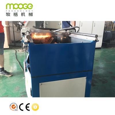 中国 機械を削る粉砕のプラスチック補助機械類2.5m/Min 700mmの鋸 販売のため