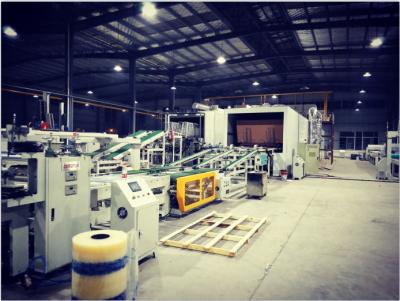 China 90deg que gira la máquina de capa ULTRAVIOLETA automática para el panel de fibras de madera del cemento en venta