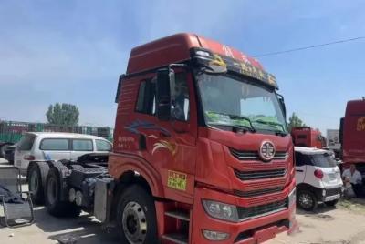 Chine Remorque de boîte à chevaux d'occasion 2021 ans couleur rouge 6 × 4 mode d'entraînement moteur Weichai 460hp utilisé camion tracteur FAW à vendre