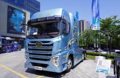Китай Jiefang 6x4 Tractor Trucks Living Cabin Bule Color 560hp CA Engine 10 Tires LHD продается