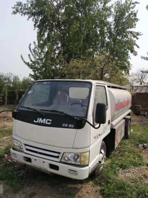 China Camión de reaprovisionamiento de combustible usado JMC usado diesel del transporte del aceite de los camiones de petrolero 5 toneladas en venta