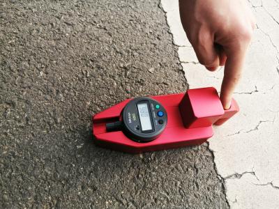 中国 ゲージの乾電池を点検する赤い舗装の印の厚さ 販売のため