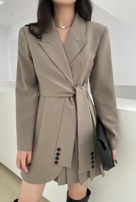 China Chaquetas de la chaqueta de los fabricantes de ropa de la pequeña orden para el vestido largo de la chaqueta de la manga de las mujeres con la correa en venta