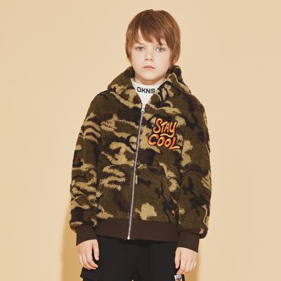 中国 カムフラージュの軽量の子供の冬のParkasの珊瑚の羊毛のジャケットの男の子の上 販売のため
