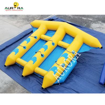 China Desporto aquático colorido Rebocável Banana Inflável Barco Tubos de Peixes Voadores Para o Mar à venda