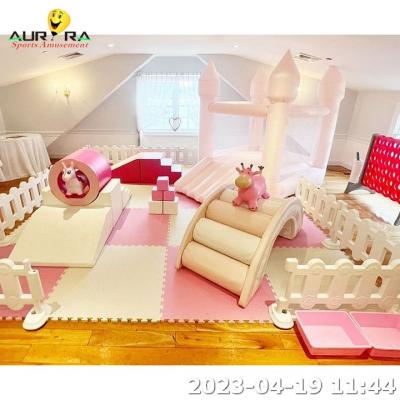 Chine Soft Play Merry Go Round Pink And White With Ball Pit Inflatable Bouncer à vendre