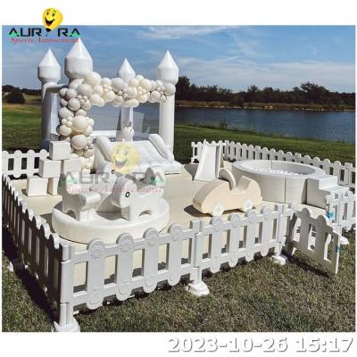 China Non Fade Kids Indoor Playground Equipment White Bounce House Merry Go Round Soft Play zu verkaufen
