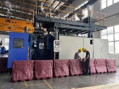 China Roadblocks Plastic Extrusion Blow Molding Machine 160L EBM HDPE Traffic Road for sale
