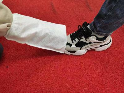 China 70g niet-geweven Schoen die Beschikbare Droge Handschoen met Elastische Rubberband oppoetsen Te koop