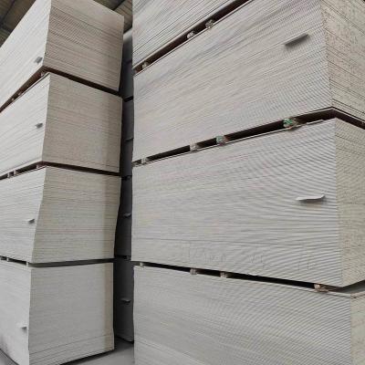 Chine 9.5mm plaque de plâtre 4x8' plaque de plâtre résistant au mildiou pour mur de séparation en bois d'œuvre à vendre