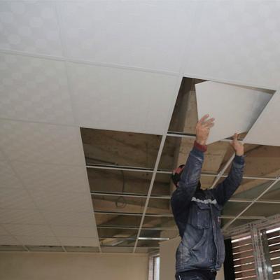 Chine Le PVC de résistant à l'eau a stratifié l'ODM d'OEM carré de bord de panneau de plafond de gypse à vendre