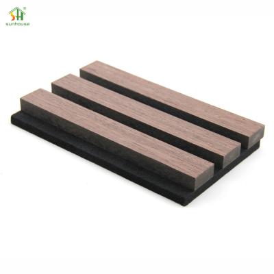 中国 25mm Thickness Acoustic Wooden Wall Panels Soundproof MDF Slat Acoustic Wall Panels For Indoor 販売のため