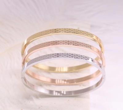 China 18k Oro Revestido con láser grabado Brazalete de joyería personalizada Brazalete de brazalete de dama en venta