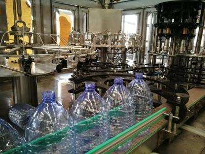 Chine 0.5L machines de remplissage en plastique d'eau en bouteille de l'ANIMAL FAMILIER 32000 BPH à vendre