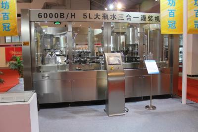 Chine 500ML 3 In1 mesurent la machine de remplissage de l'eau minérale de Monoblock à vendre