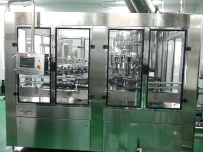 Chine Complètement automatique tout dans une machine de remplissage de bouteilles en verre de 8000 Bph à vendre