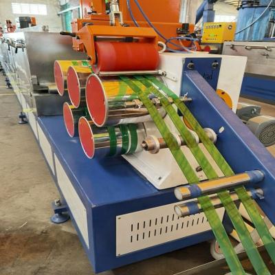 China Máquina para hacer cinturón de embalaje de palomitas de maíz Full Automatic Double Screw PET Polyester en venta