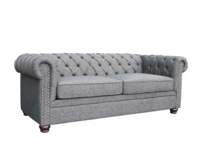 China Sofa van 210 cm met drie zitplaatsen Classic Chesterfield Tufted Knoppen Nagels Grijze Stoffen Sofa 3 2 Te koop