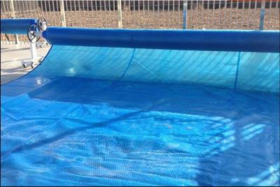 China Anti - cubierta solar de la piscina de 100um 200um de la piscina de la cubierta del color PE de la manta azul solar ULTRAVIOLETA de la burbuja en venta