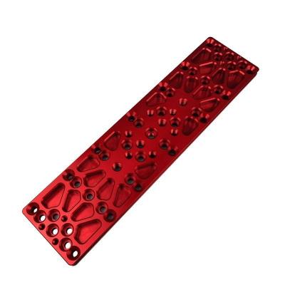 中国 Precision Metal Cnc Machining Milling Parts Long Mounting Aluminum Plates Red Anodize 販売のため