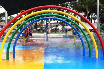 Cina I bambini innaffiano gli arché dell'arcobaleno dell'attrezzatura del gioco messi per la vendita in vendita