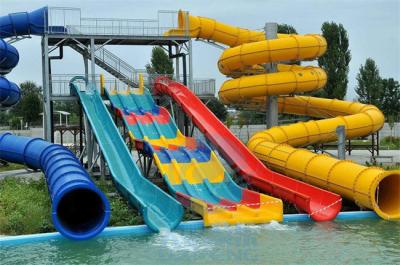 中国 クラヨーヴァのプール水スライドはガラス繊維巨大な水公園のスライドを置く 販売のため
