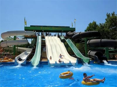 中国 ODM Adults Water Park Playground Equipment Amusement Fiberglass Slides 販売のため
