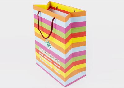 China Los colores multi imprimieron el logotipo modificado para requisitos particulares de papel de los bolsos de compras para el embalaje del regalo en venta