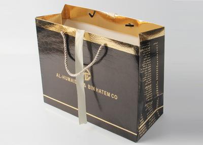 Chine Sacs noirs brillants de luxe de cadeau avec la poignée chaude d'estampillage d'aluminium et de corde de pp à vendre