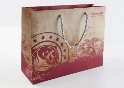 China El embalaje bonito laminado mate del regalo empaqueta el papel de arte 250GSM con las manijas de los PP en venta