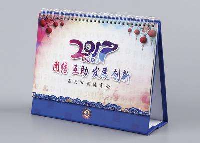 Chine Calendrier mat de bureau de fond de carton de finissage avec l'attache en spirale en métal blanc à vendre