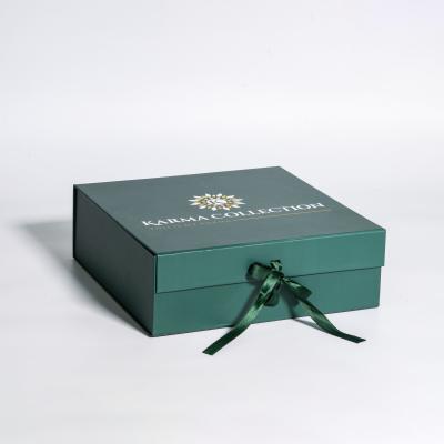 China Luxury Gift Packaging Boxes with 157gsm Art Paper 1200 gsm Paperboard Paper for sale