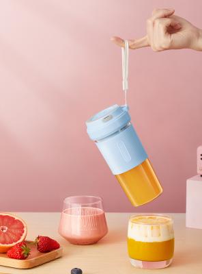 China Drahtloser aufladender tragbarer elektrischer Juice Cup Juicing Fruit Blender BPA freies 300ml zu verkaufen